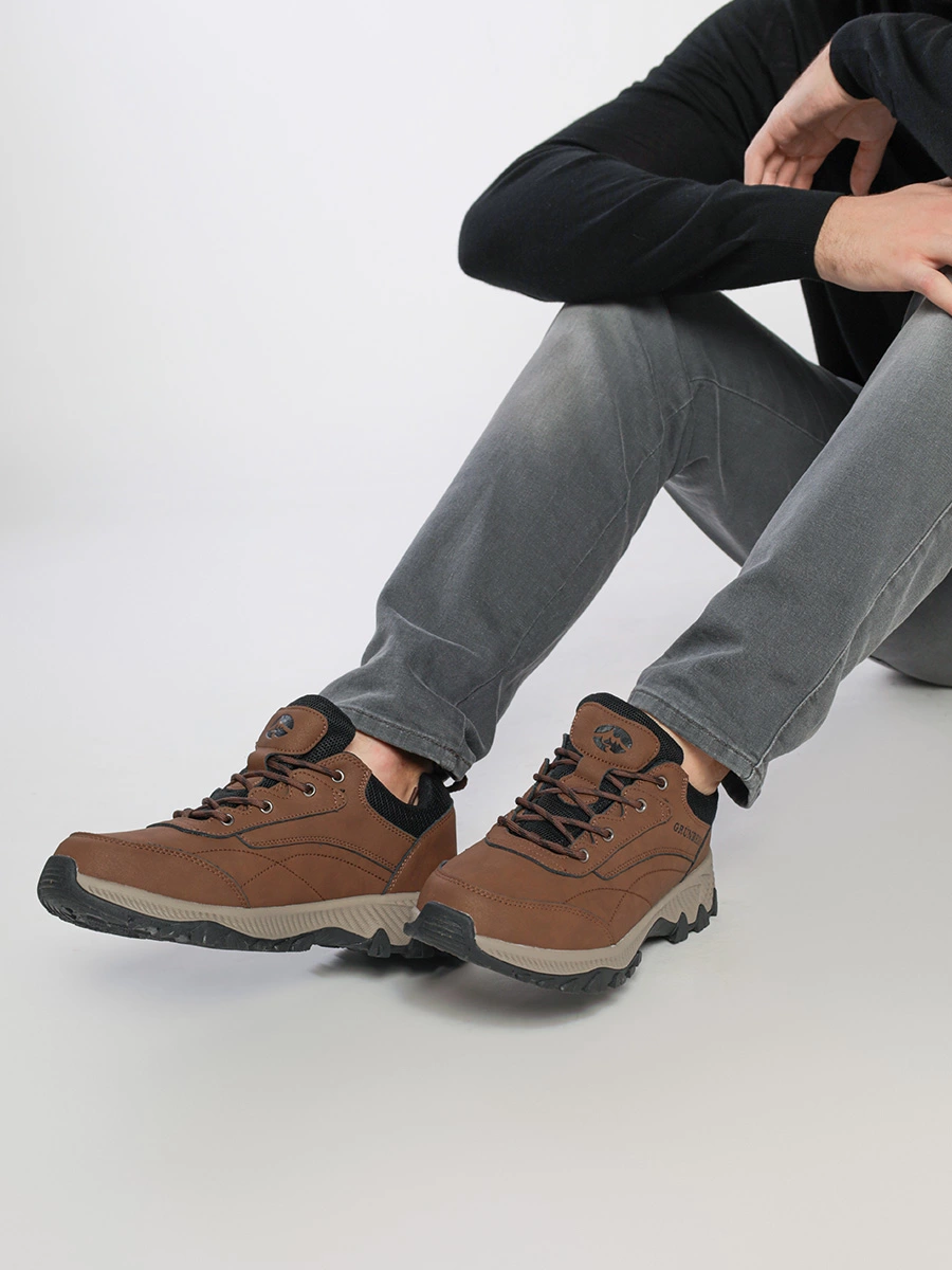 Кроссовки коричневого цвета со шнуровкой